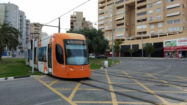 Se da a la fuga tras chocar con unos árboles y acabar en las vías del tranvía en Alicante