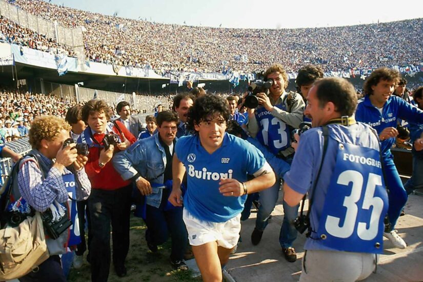 Maradona saltando al césped del estadio de San Paolo. Por Alfredo Capozzi