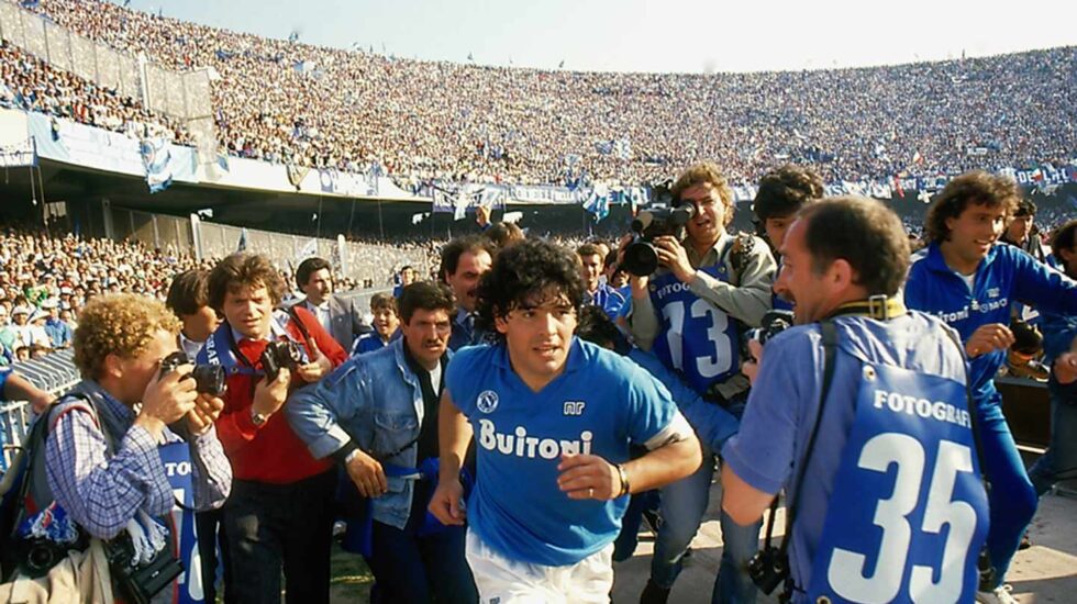 Maradona saltando al césped del estadio de San Paolo. Por Alfredo Capozzi