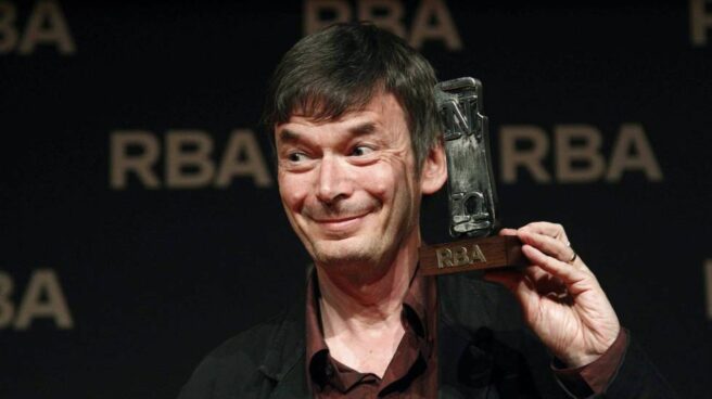 Ian Rankin posando con el Premio RBA de Novela Negra por 'Los perros salvajes' en 2016.