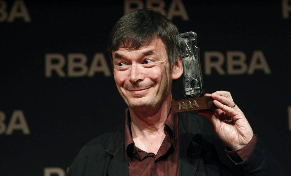 Ian Rankin posando con el Premio RBA de Novela Negra por 'Los perros salvajes' en 2016.