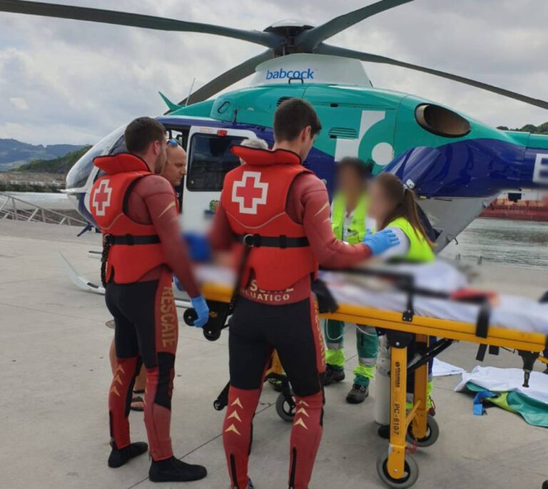 Herida una menor tras arrollar una lancha a motor a un grupo de niños en Bilbao