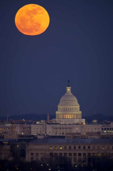 Una luna llena encima del Capitolio en 2012 | NASA/Bill Ingalls