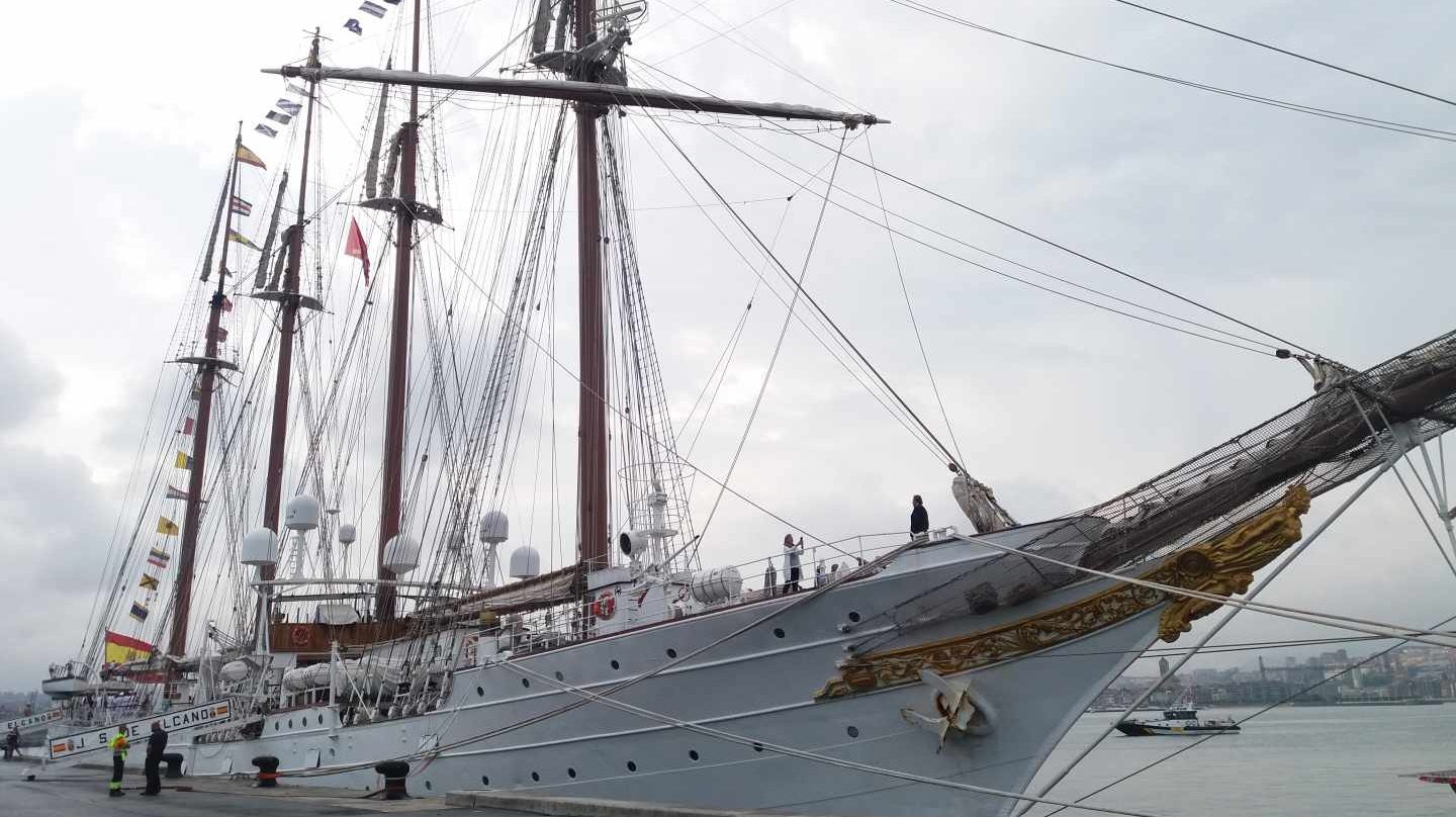 El buque escuela Juan Sebastián Elcano atracado en el puerto de Getxo.