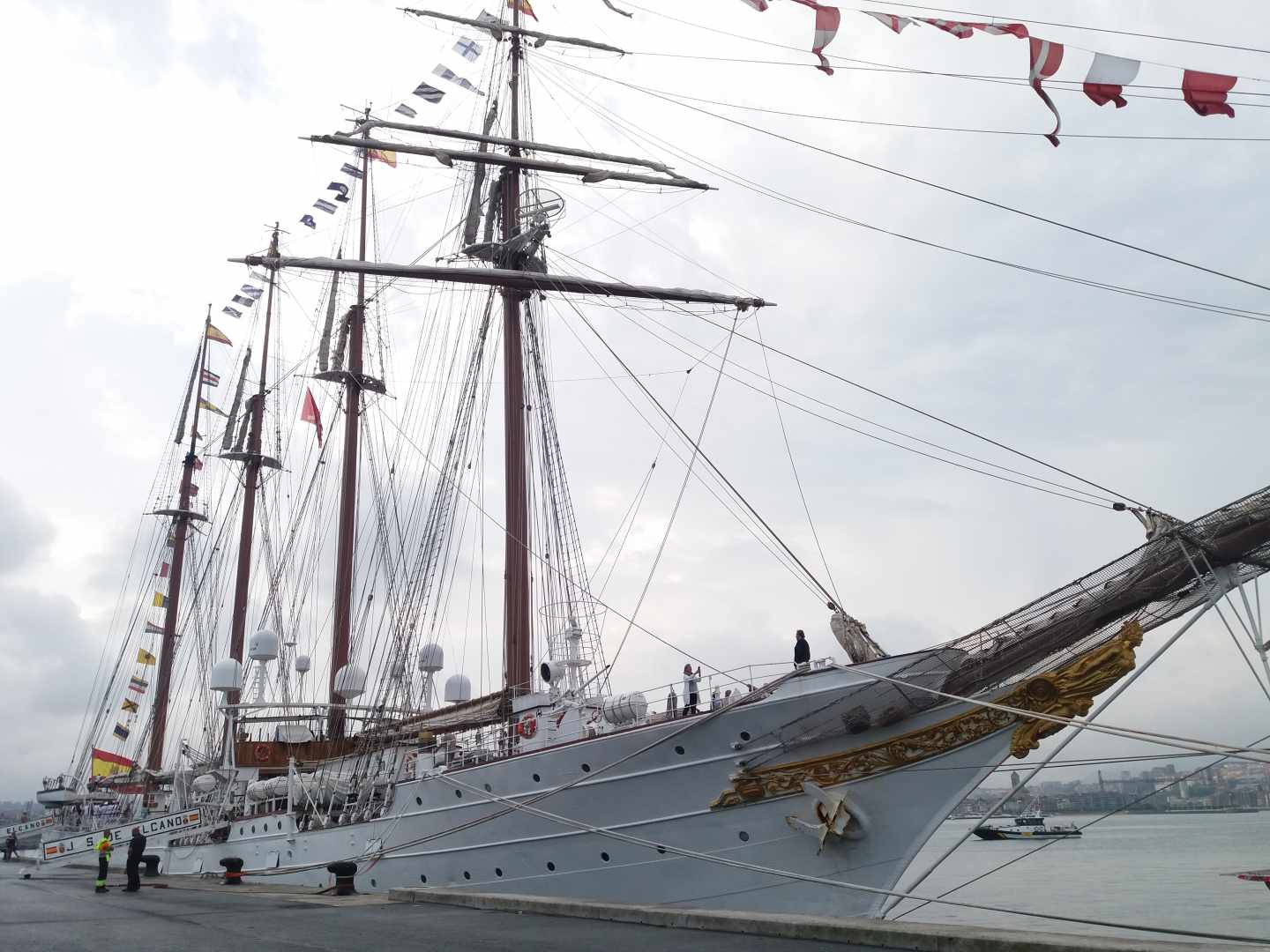 El buque escuela Juan Sebastián Elcano atracado en el puerto de Getxo.