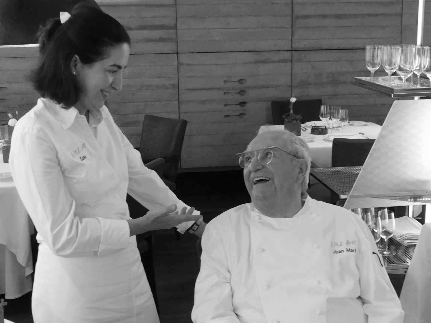 Elena Arzaka y su padre, Juan Mari Arzak, conversan en el comedor de su restaurante.