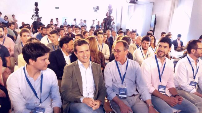 Pablo Casado, junto a Alfonso Alonso, hoy en Vitoria.