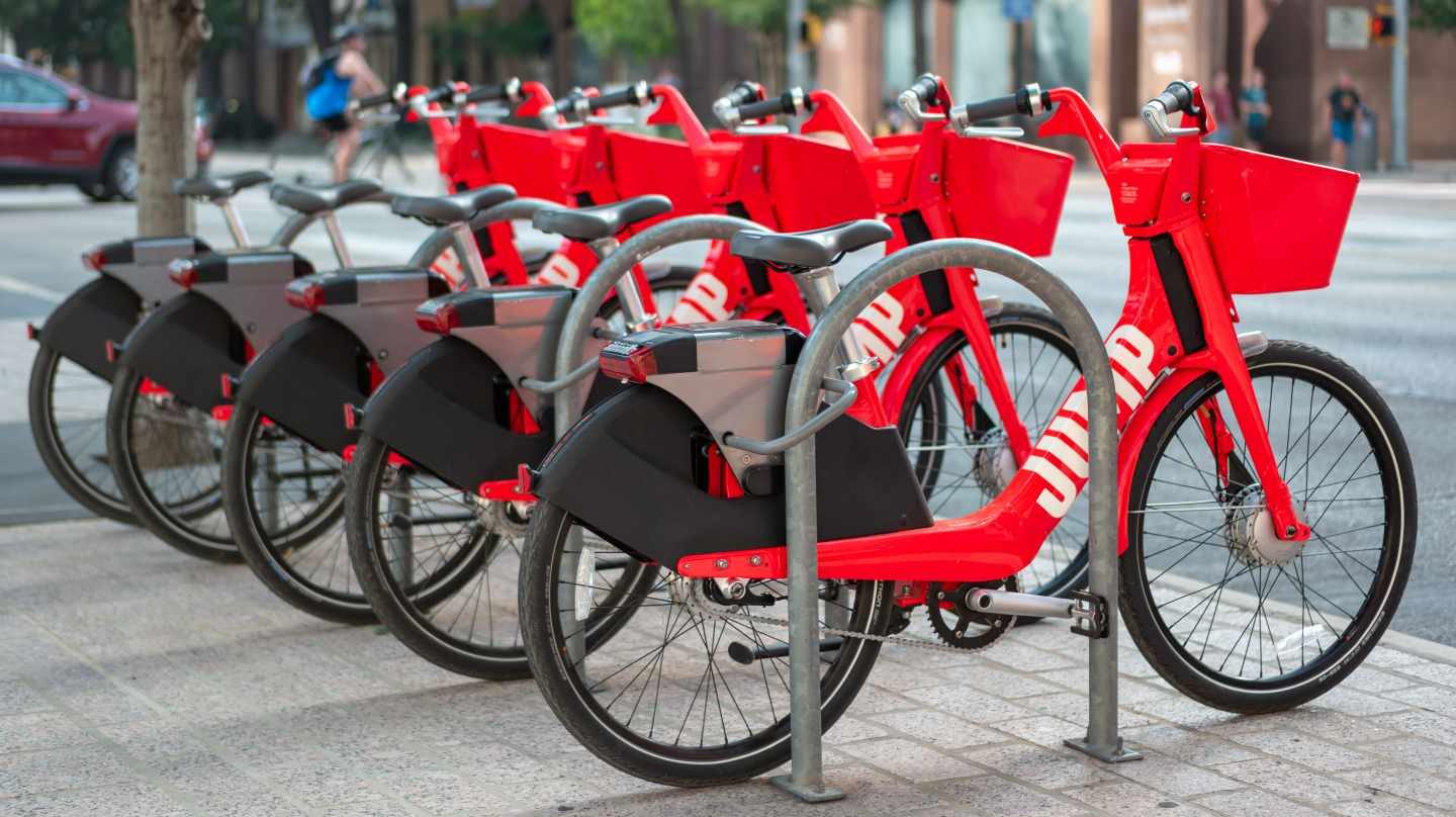 Varias bicicletas compartidas de Uber, Jump, en un aparcabicis en Austin, EEUU.