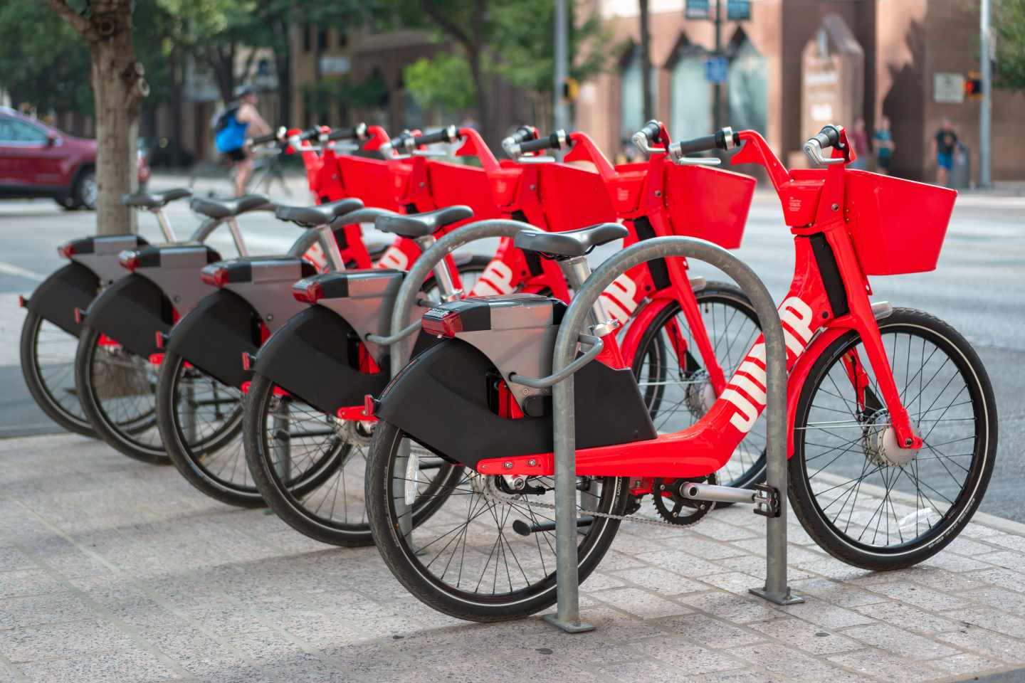 Varias bicicletas compartidas de Uber, Jump, en un aparcabicis en Austin, EEUU.