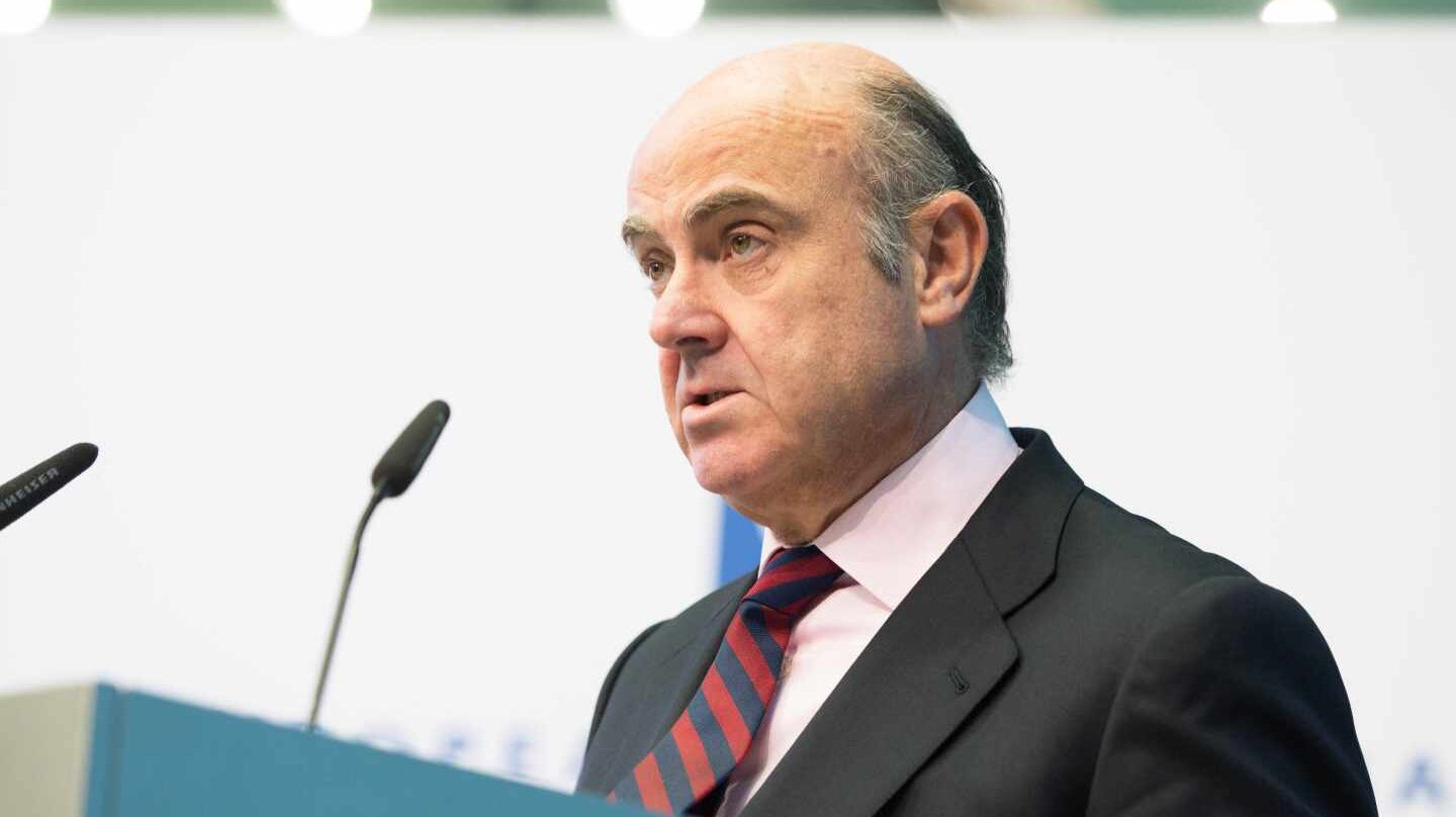 Guindos alerta de los crecientes riesgos de la 'banca en la sombra' y reclama más controles.