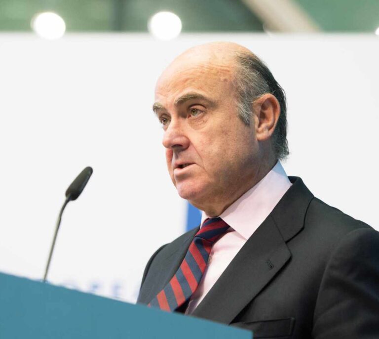Guindos alerta del creciente riesgo de la 'banca en la sombra' y reclama más control