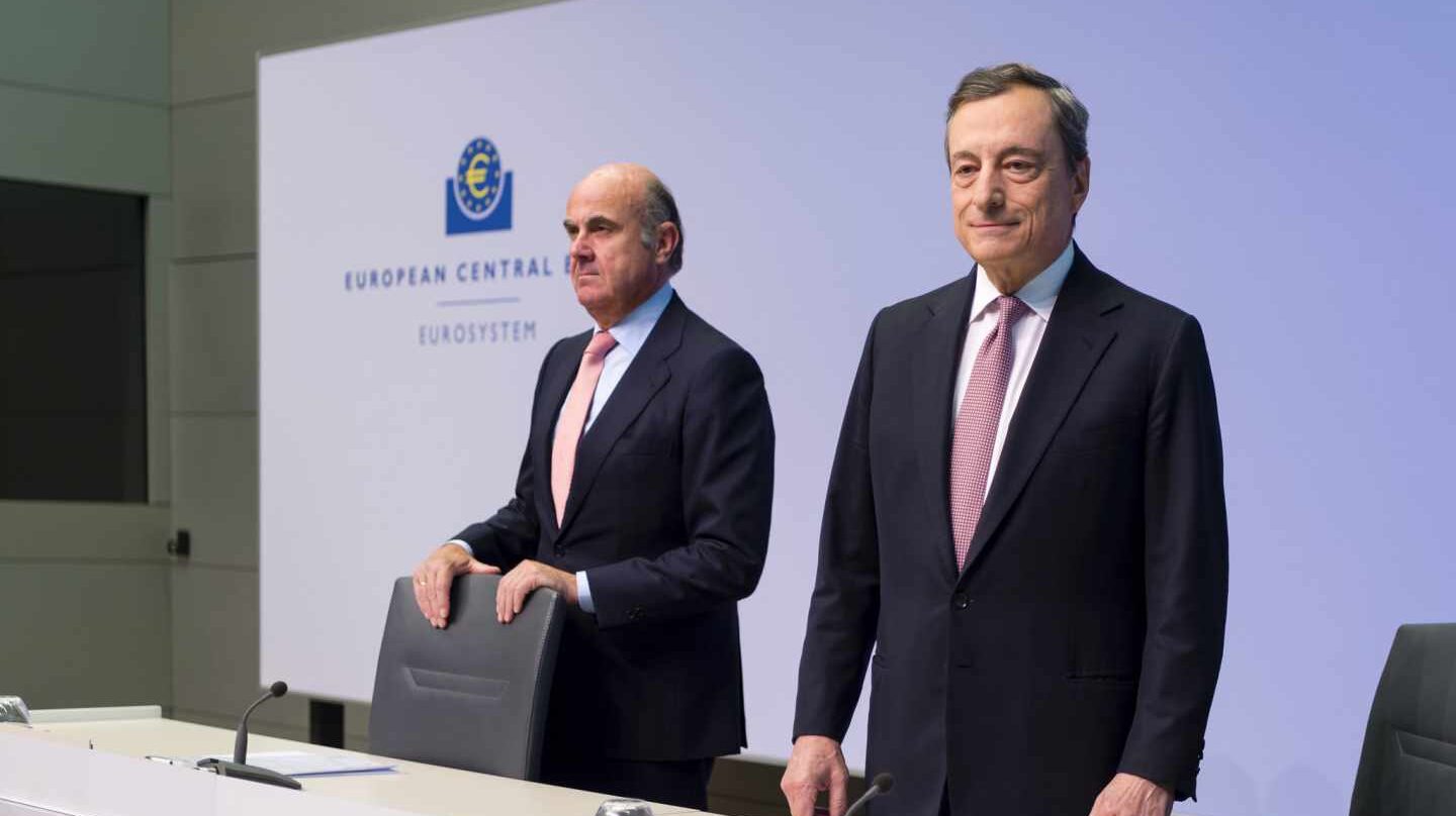 Draghi advierte de que las perspectivas económicas van "peor y peor" y prepara todas sus armas.