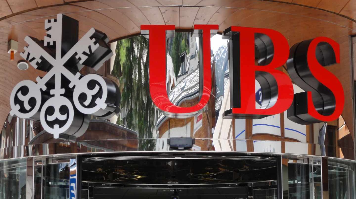 UBS planea cobrar a sus clientes millonarios por sus depósitos.