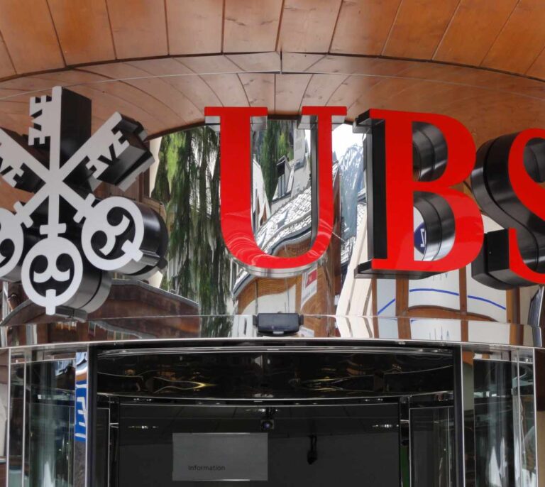 UBS planea empezar a cobrar a sus clientes millonarios por sus depósitos