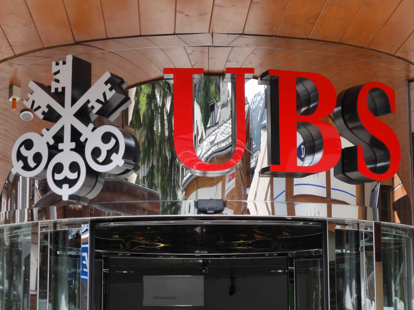 UBS planea cobrar a sus clientes millonarios por sus depósitos.