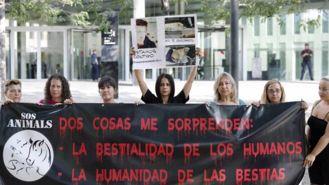 Protestas ante los Juzgados de Hospitalet por la declaración del guardia urbano.