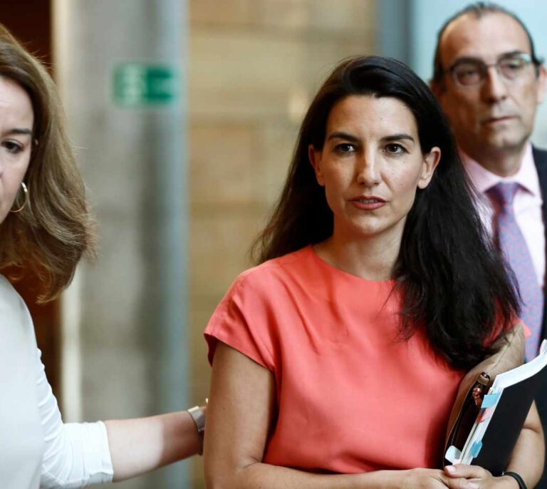 Vox dice que PP y Cs tendrán que asumir su programa y anuncia que pasa a la oposición
