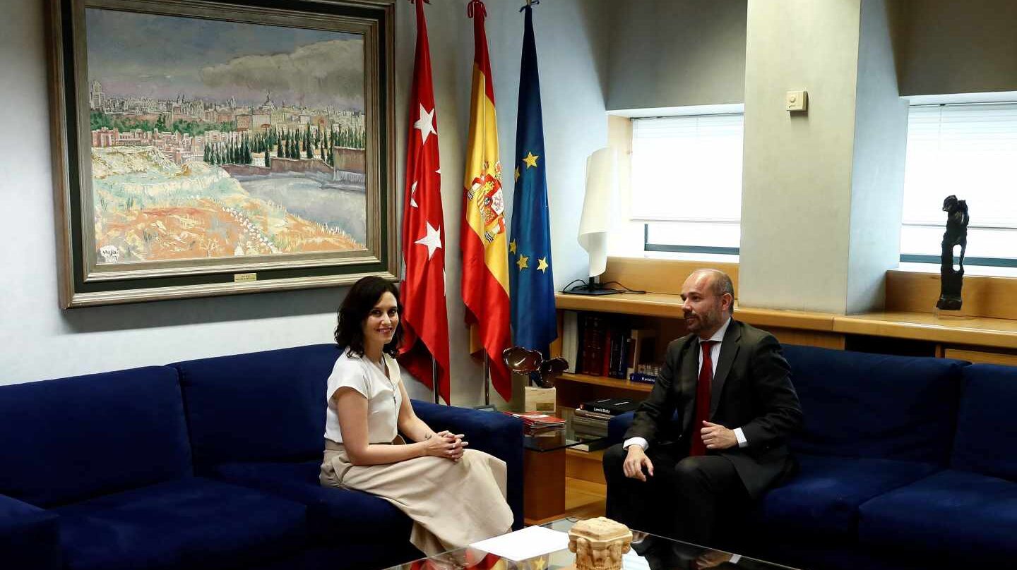 La candidata del Partido Popular a la Presidencia regional, Isabel Díaz Ayuso, junto al presidente de la Asamblea de Madrid, Juan Trinidad Martos