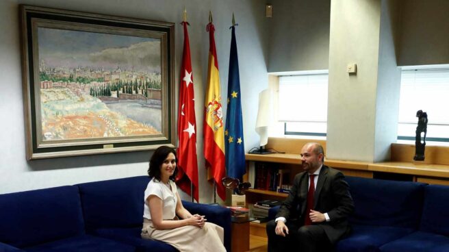 La candidata del Partido Popular a la Presidencia regional, Isabel Díaz Ayuso, junto al presidente de la Asamblea de Madrid, Juan Trinidad Martos
