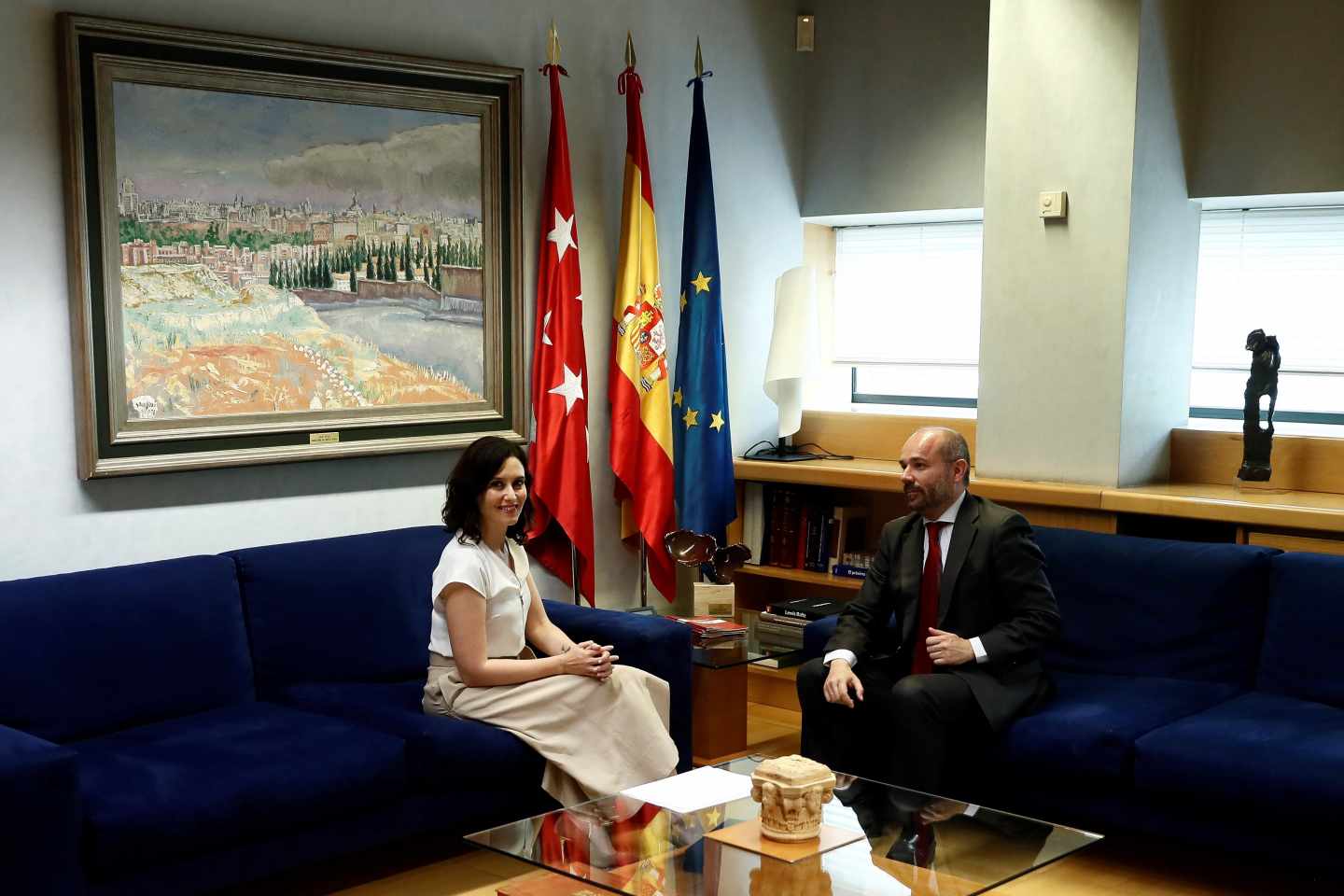 La candidata del Partido Popular a la Presidencia regional, Isabel Díaz Ayuso, junto al presidente de la Asamblea de Madrid, Juan Trinidad Martos