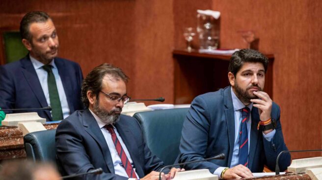 El candidato del PP a la presidencia de Murcia Fernando López Miras (dcha.).