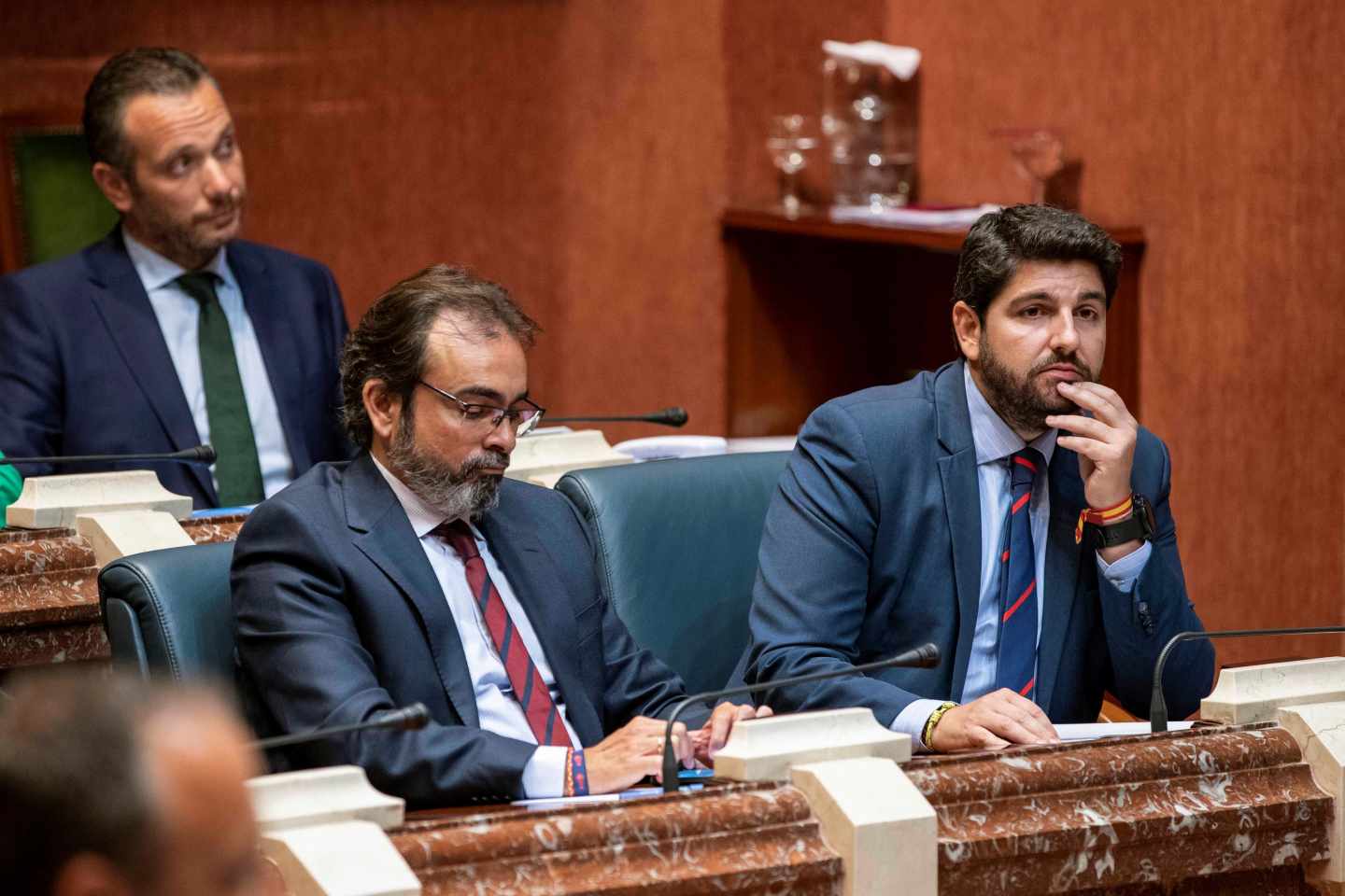 El candidato del PP a la presidencia de Murcia Fernando López Miras (dcha.).