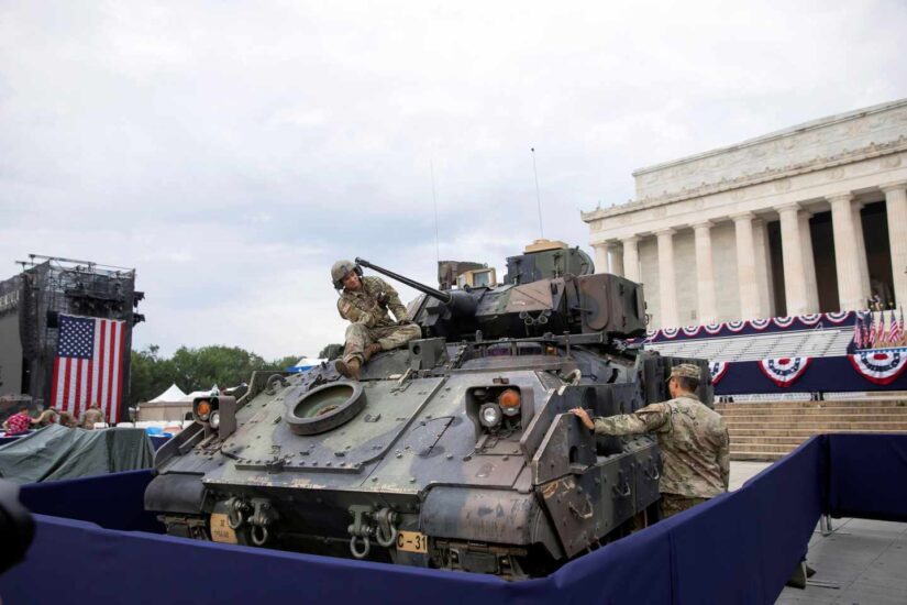 Soldados del ejército estadounidense revisan un tanque frente al monumento a Lincoln.