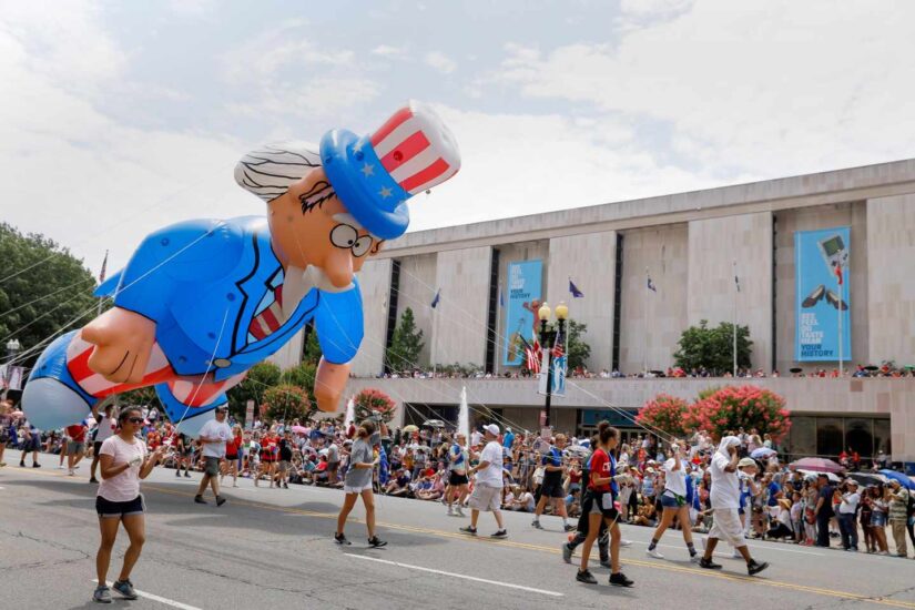 Un globo gigante en la Avenida de la Constitución de Washington durante las celebraciones de este 4 de julio.