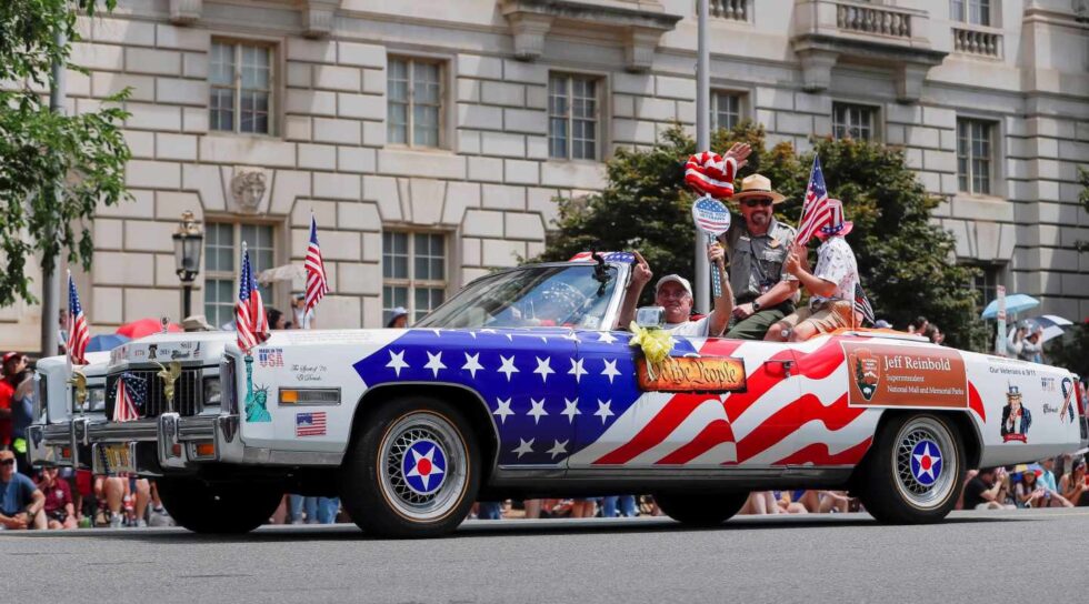 Un Cadillac con banderas patrióticas durante las celebraciones del 4 de julio en Washington.