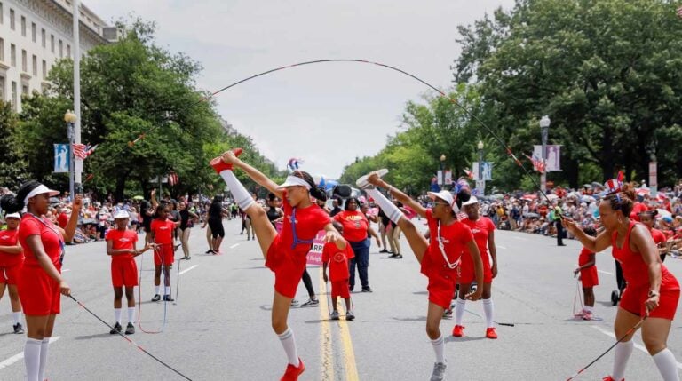 Un grupo de saltadoras de comba participa en el desfile en las calles de Washington. Un grupo de saltadoras de comba participa en el desfile en las calles de Washington.
