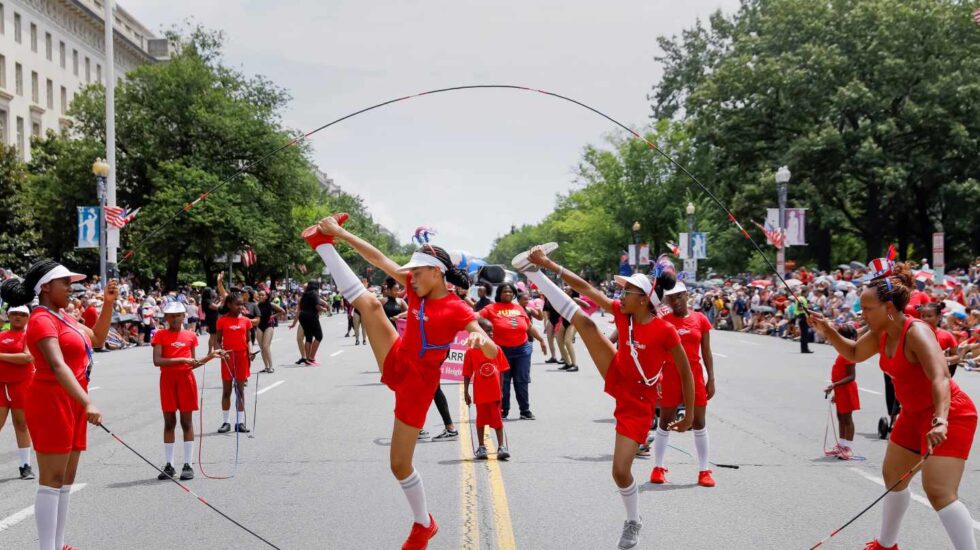 Un grupo de saltadoras de comba participa en el desfile en las calles de Washington.