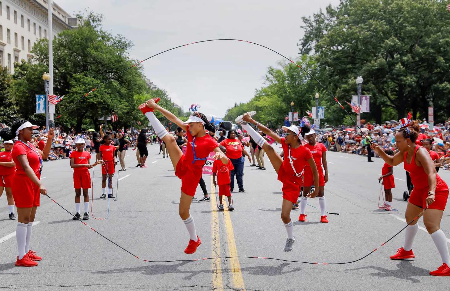 Un grupo de saltadoras de comba participa en el desfile en las calles de Washington.