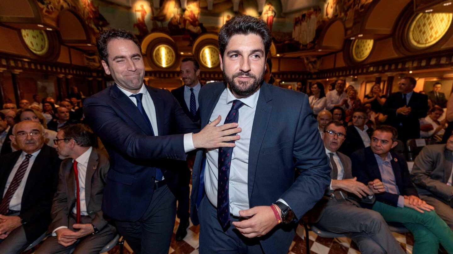 Teodoro García Egea junto al candidato popular en Murcia, López Miras, momentos antes del comienzo de la segunda sesión del pleno de investidura.