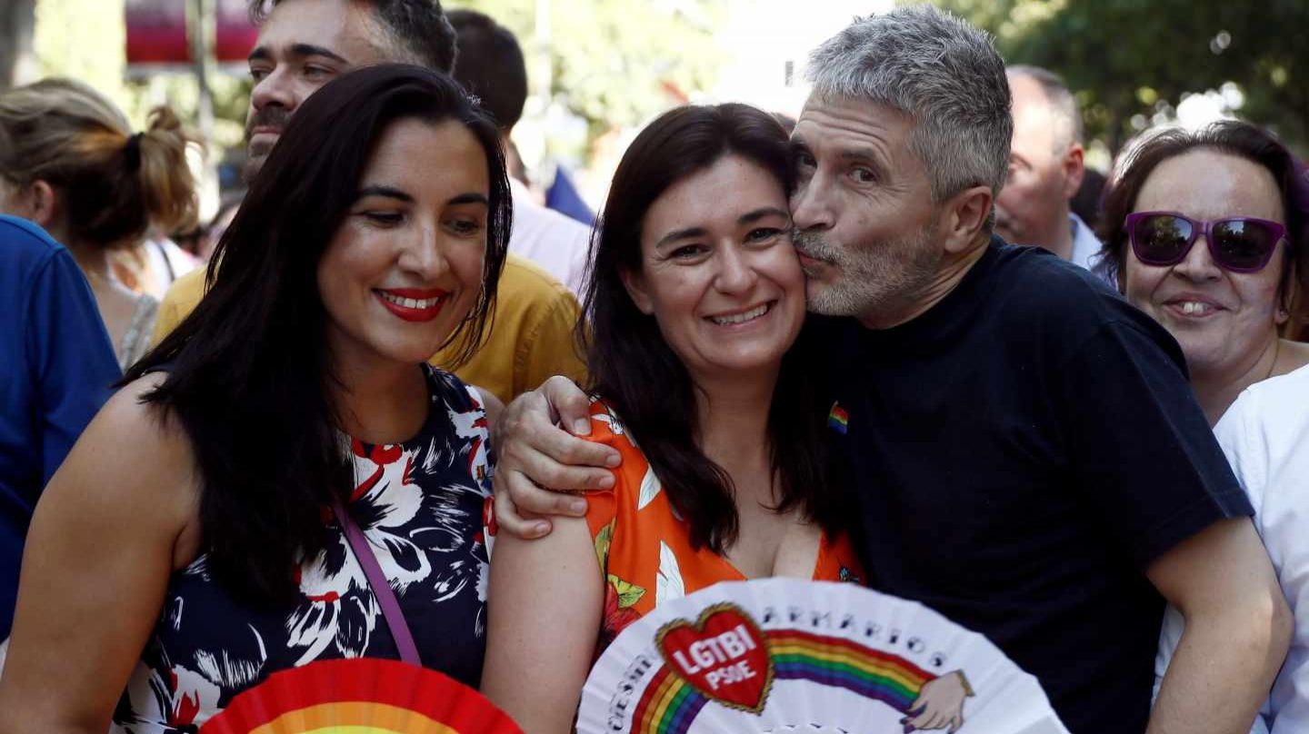 Fernando Grande-Marlaska besa a la ex ministra socialista Carmen Montón en la marcha del Orgullo Gay 2019.