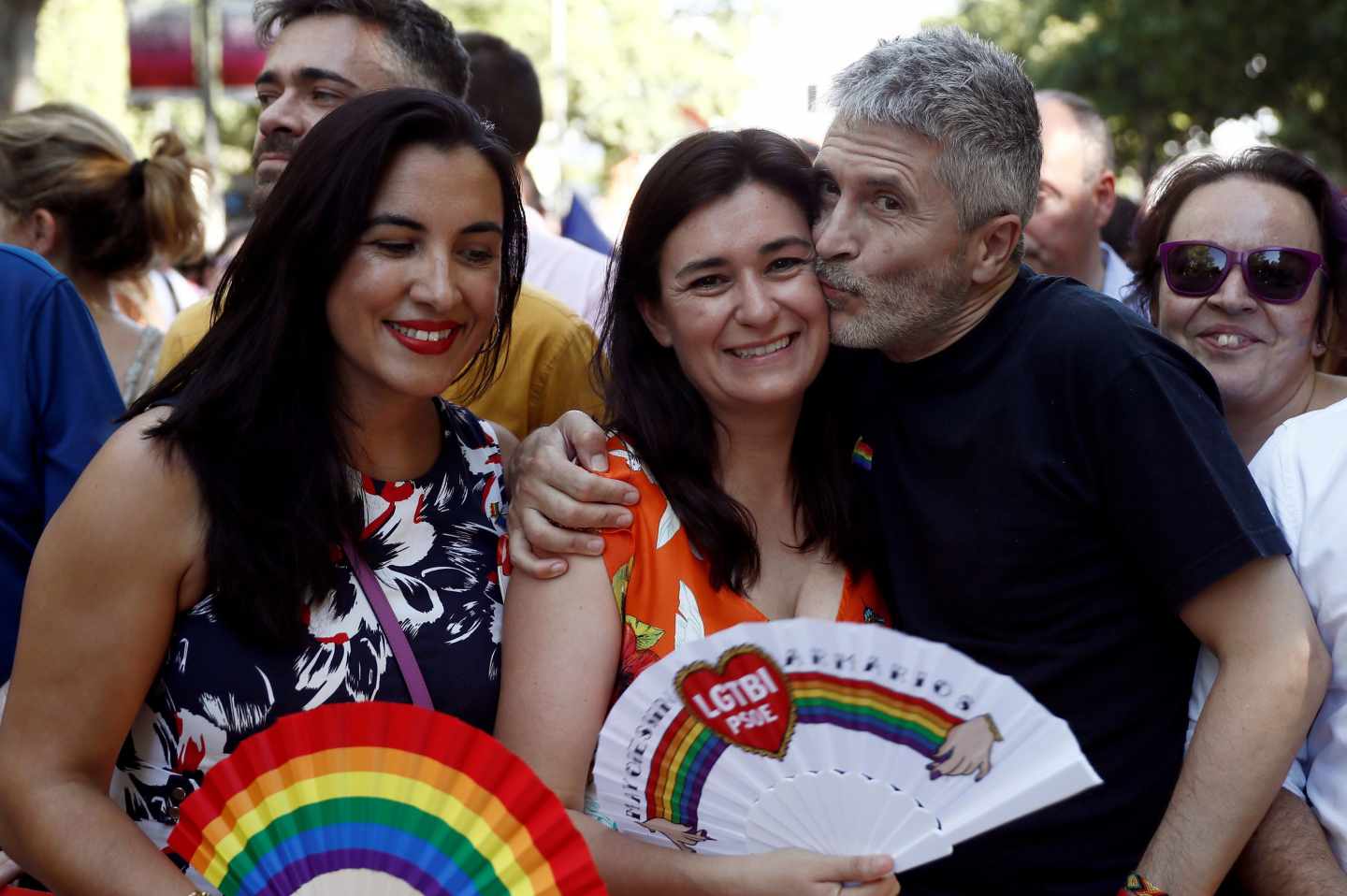 Fernando Grande-Marlaska besa a la ex ministra socialista Carmen Montón en la marcha del Orgullo Gay 2019.