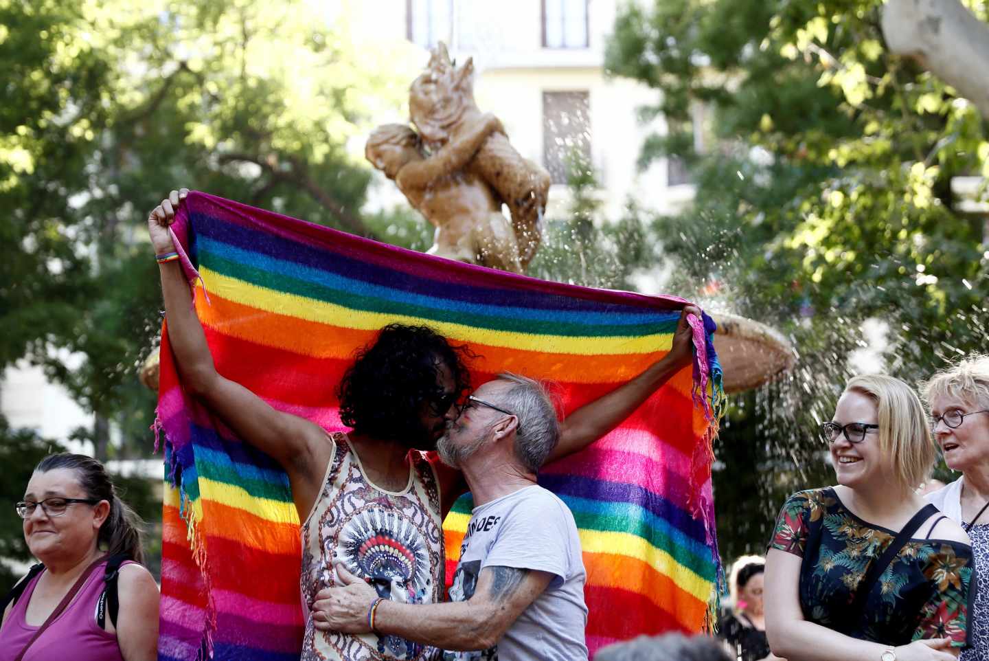 Dos hombres se besan durante la fiesta LGTBI en la capital.