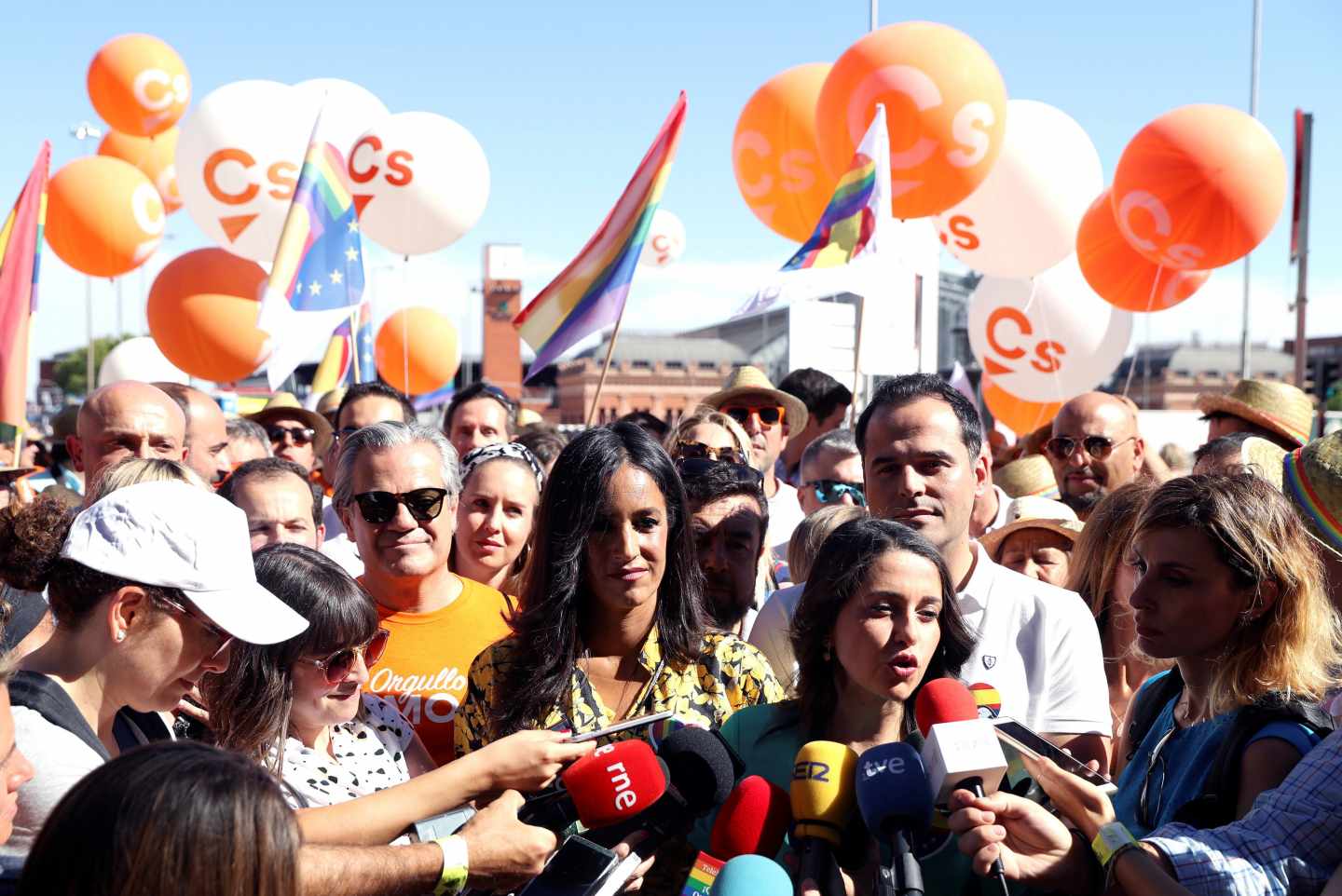 Representantes de Ciudadanos, con Arrimadas, Villacís y Aguado al frente, durante el Orgullo 2019.