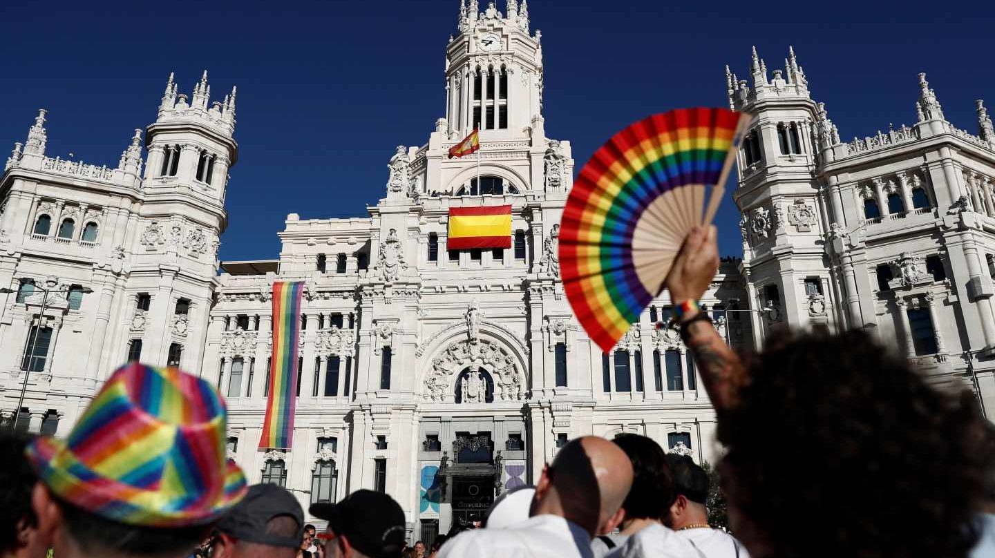 Manifestantes frente al Palacio de Cibéles.