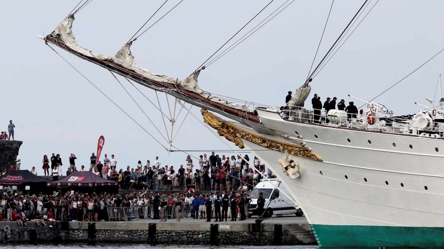 El buque escuela Juan Sebastián Elcano a su llegada puerto de Getaria (Guipúzcoa)