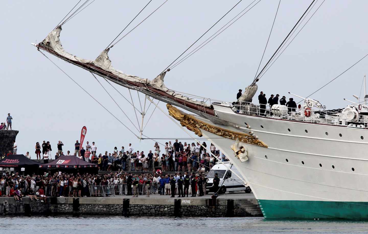 El buque escuela Juan Sebastián Elcano a su llegada puerto de Getaria (Guipúzcoa)