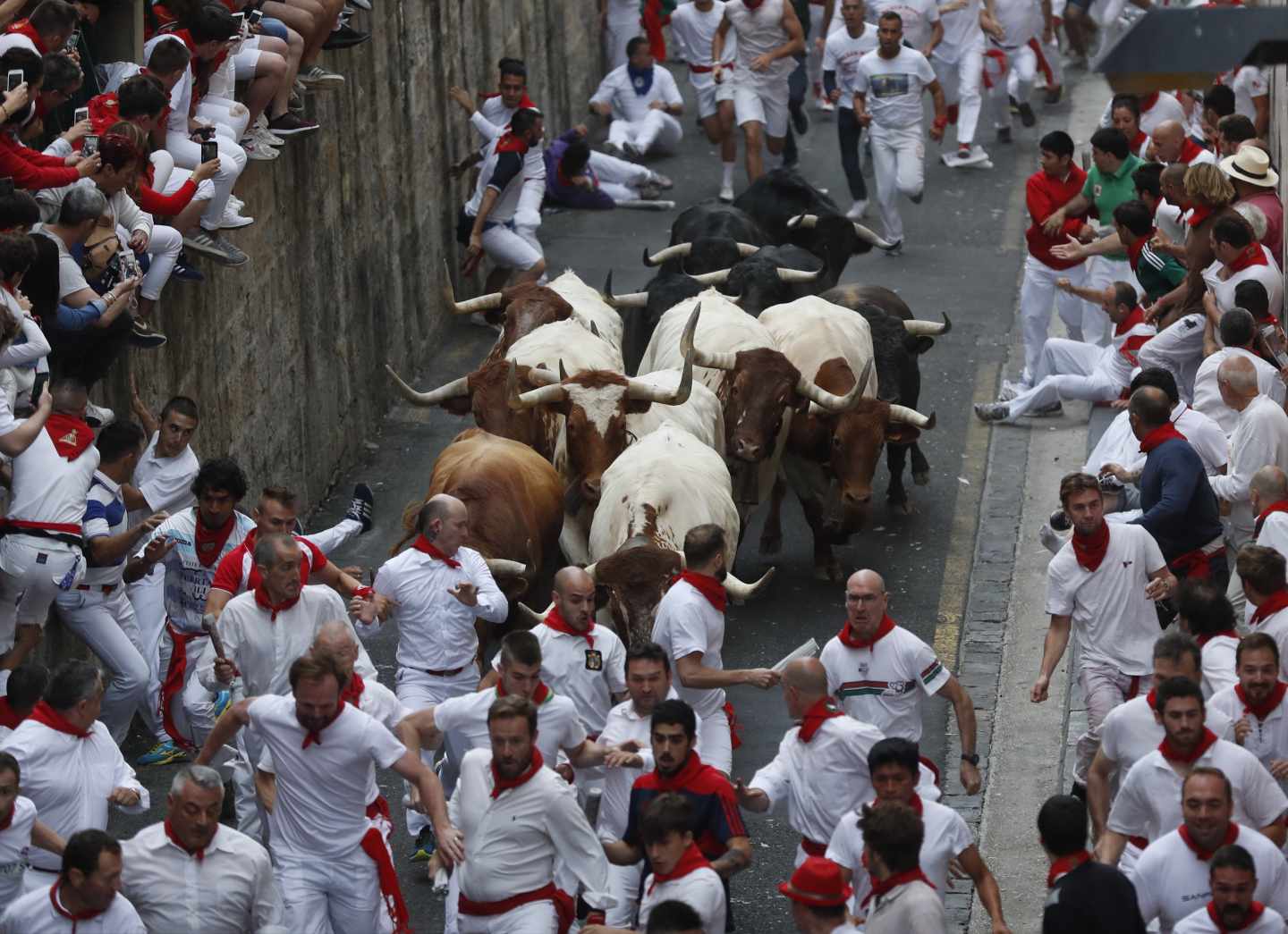 Multados dos corredores por grabar con el móvil en el primer encierro de San Fermín