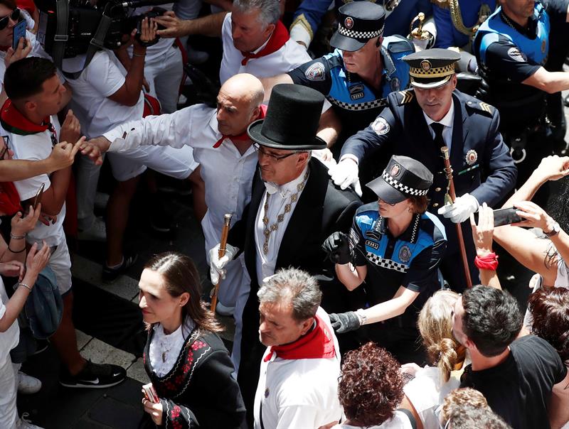 El alcalde Enrique Maya, protegido por la policía durante la procesión en honor a San Fermín.