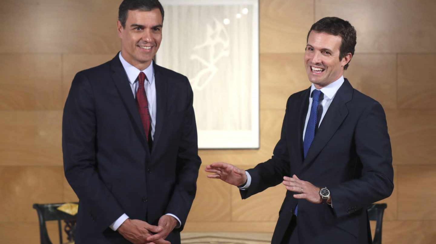 Pedro Sánchez y Pablo Casado durante su reunión de este martes