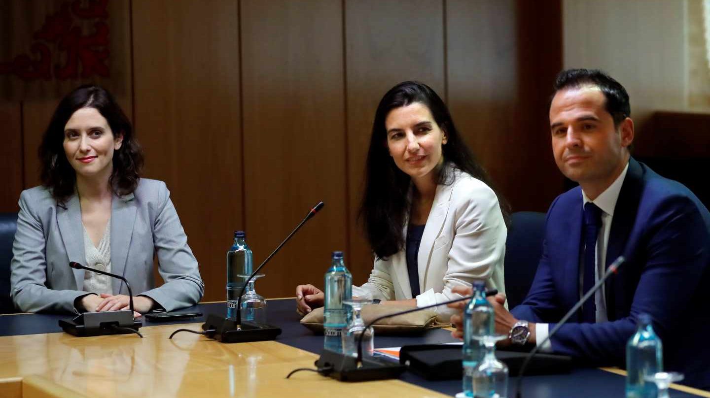 Ayuso, Monasterio y Aguado durante la reunión en la Asamblea de Madrid.