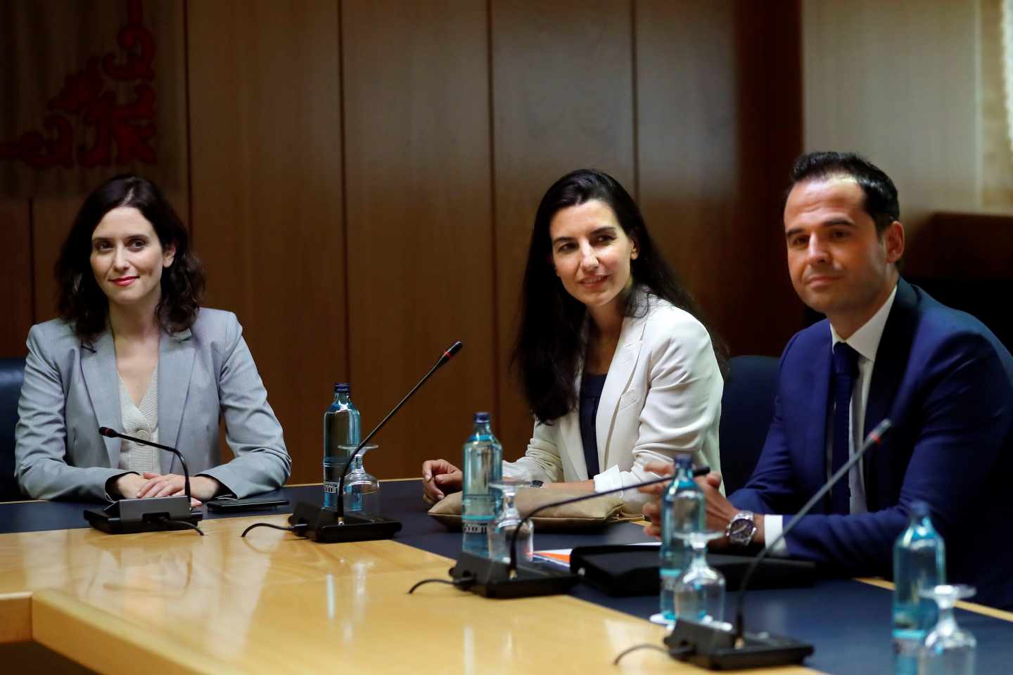 Ayuso, Monasterio y Aguado durante la reunión en la Asamblea de Madrid.