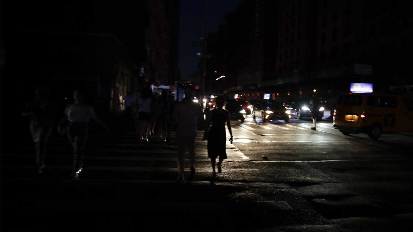 Gente paseando por las calles del centro de Manhattan durante el apagón