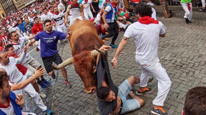 Tres corneados por un miura rezagado en un peligroso último encierro de San Fermín