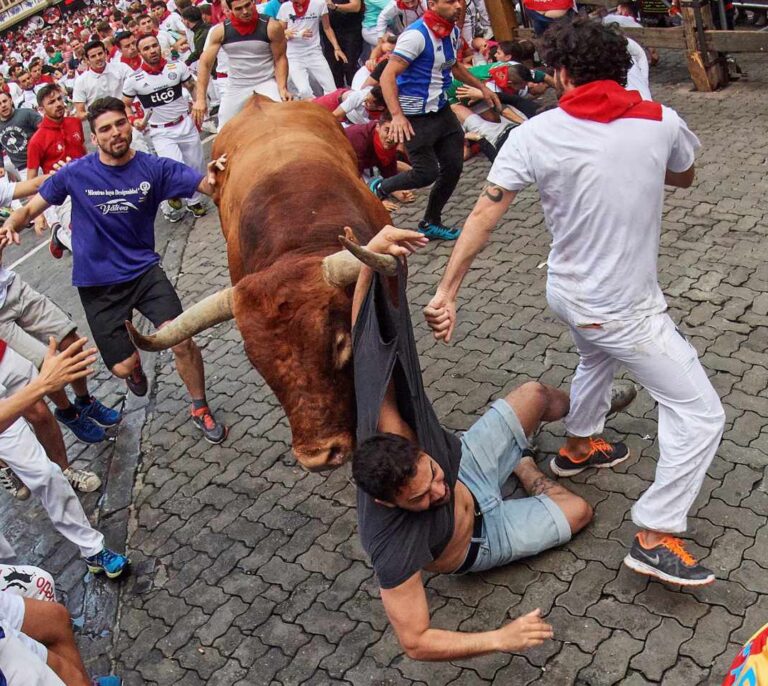 Tres corneados por un miura rezagado en un peligroso último encierro de San Fermín