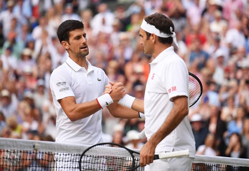 Novak Djokovic y Roger Federer tras la final de Wimbledon en 2019.