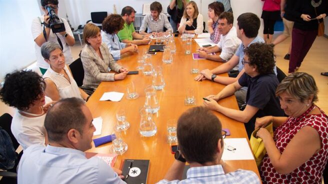 Reunión mantenida hoy entre representantes del PSN, Geroa Bai., Podemos e I-E.